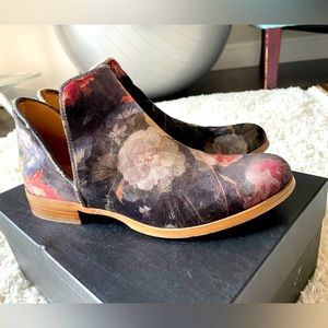 Atelier booties with flower design, like new, size 37/US-7.